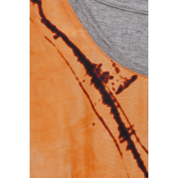 Modisches T-Shirt im Materialmix /