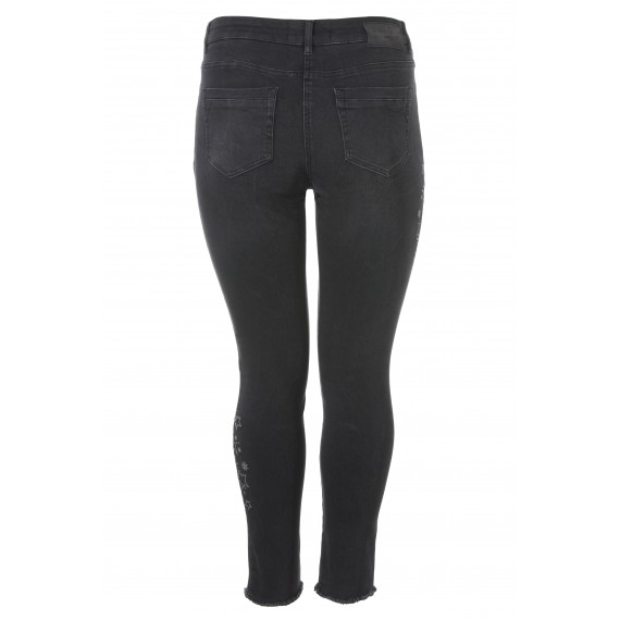 Feminine Jeans mit Stickereien /