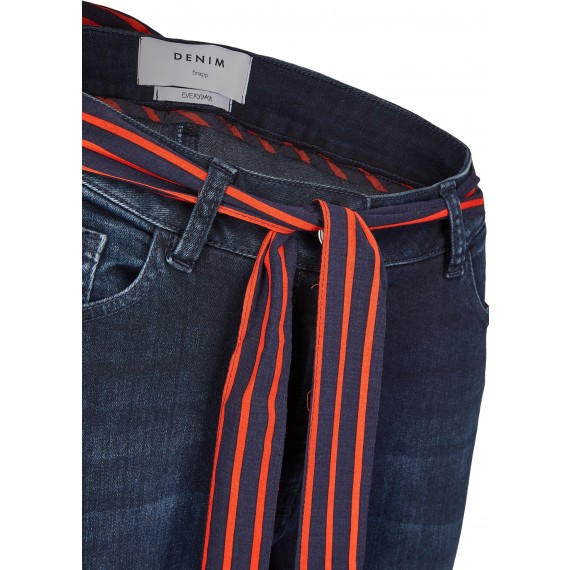 Kombistarke Jeans mit gestreiftem Gürtel /