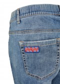 Moderne Jeans mit Stickereien /