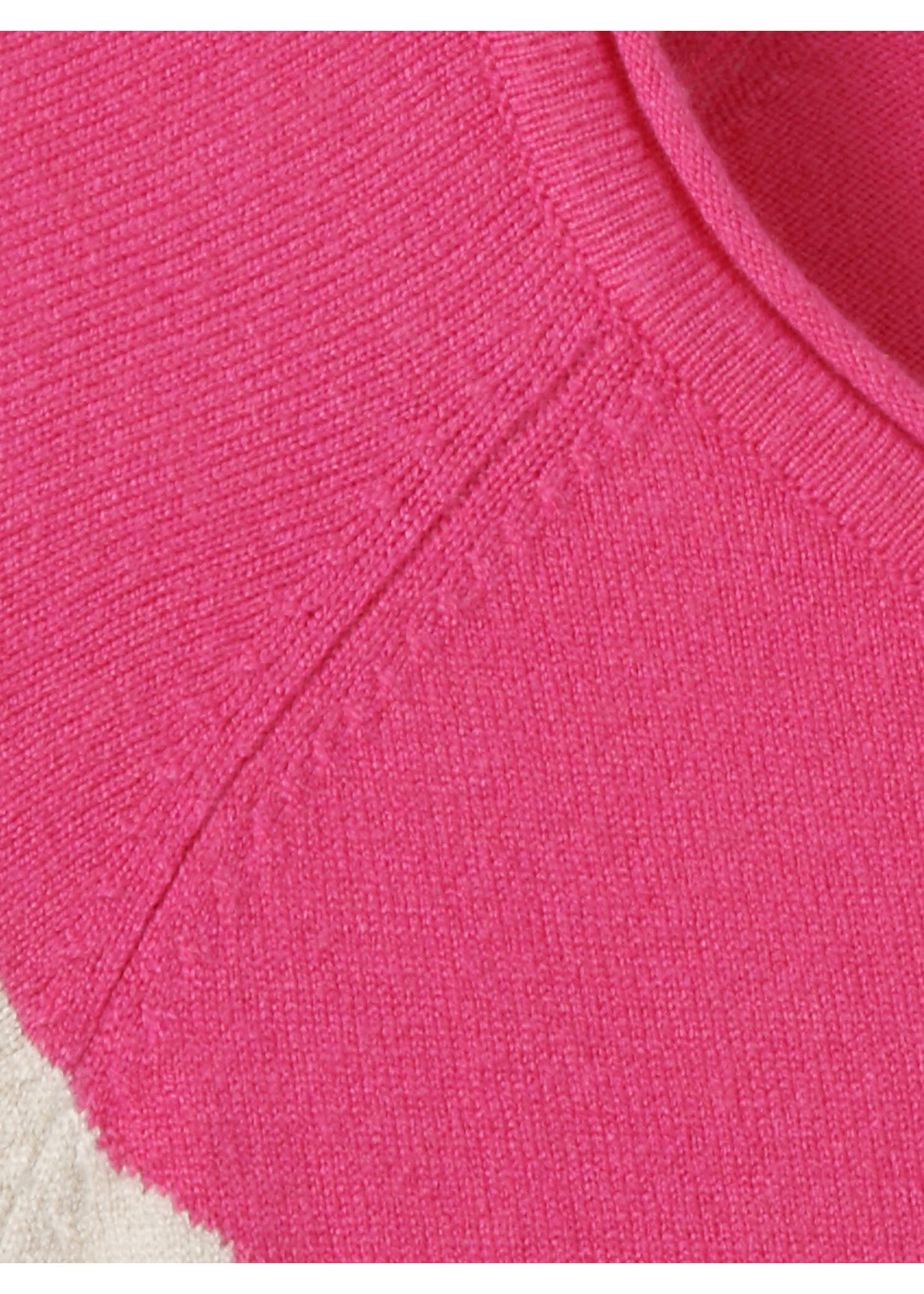 Feinstrick-Pullover in Trendfarben der Saison /
