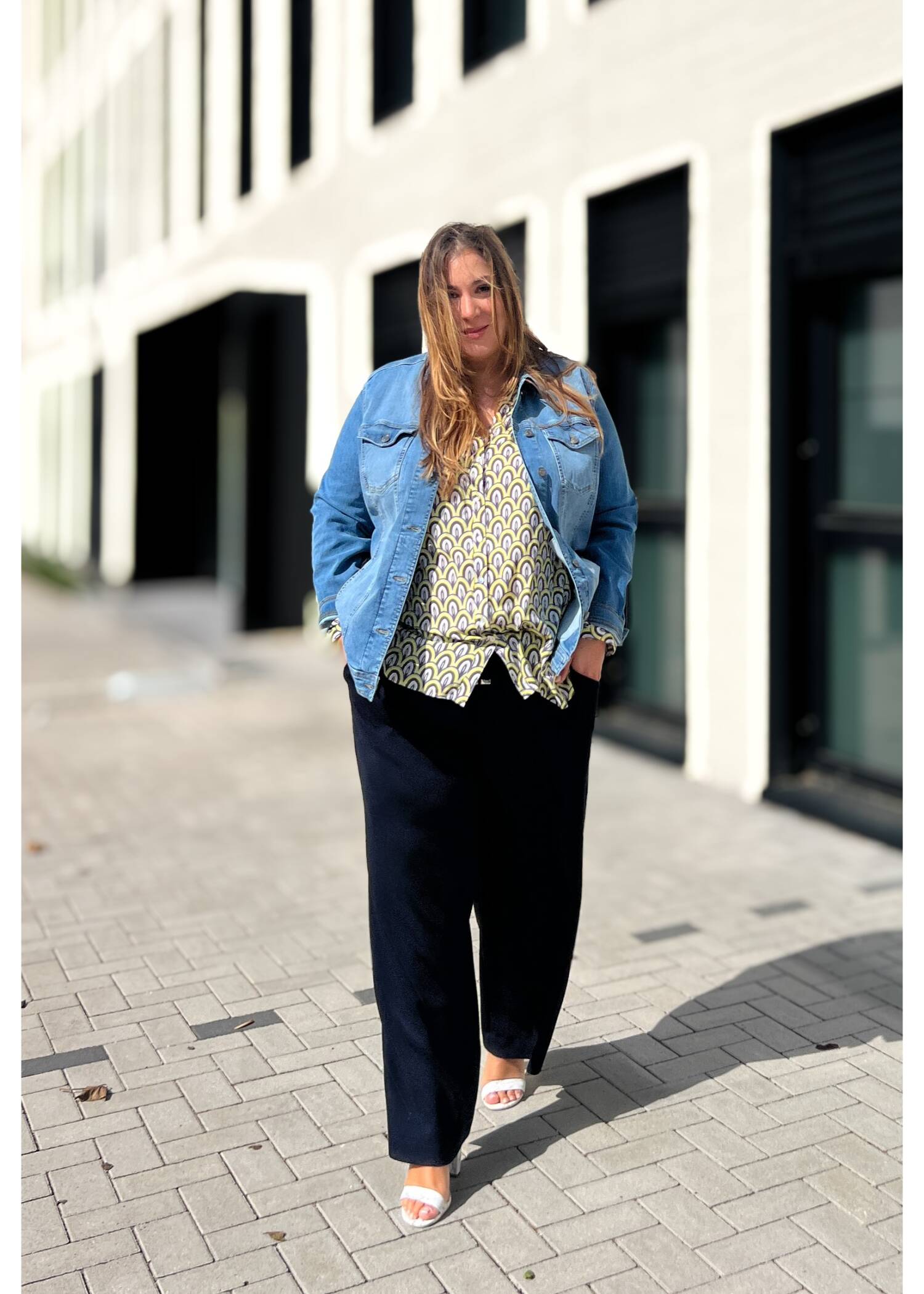 Klassische Bluse mit Allovermuster /