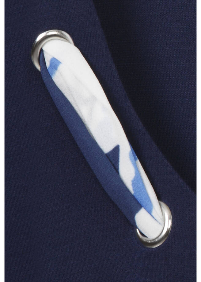 Viskose-Jersey Shirt mit geschmücktem Ausschnitt / 