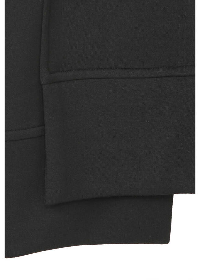 Softes Sweatshirt mit asymmetrischem Saum / 