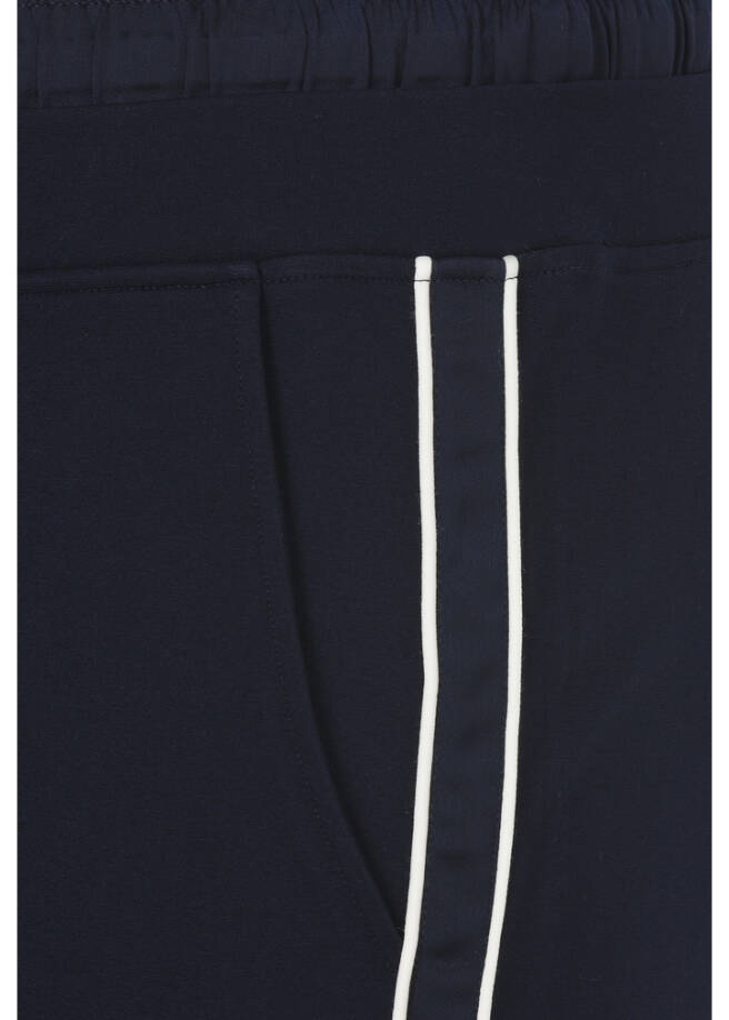 Hose im Modern Jogg Pants Style / 