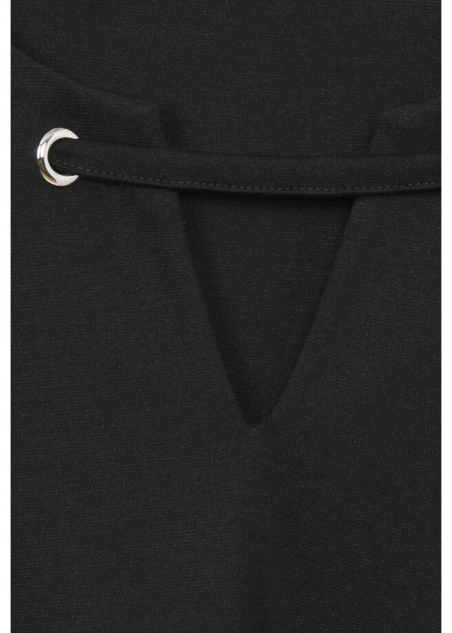 Einfarbiges Shirt mit geschmücktem Ausschnitt / 