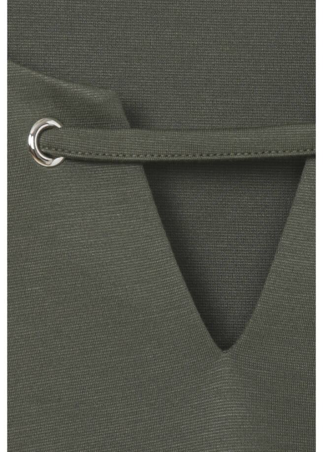 Einfarbiges Shirt mit geschmücktem Ausschnitt / 