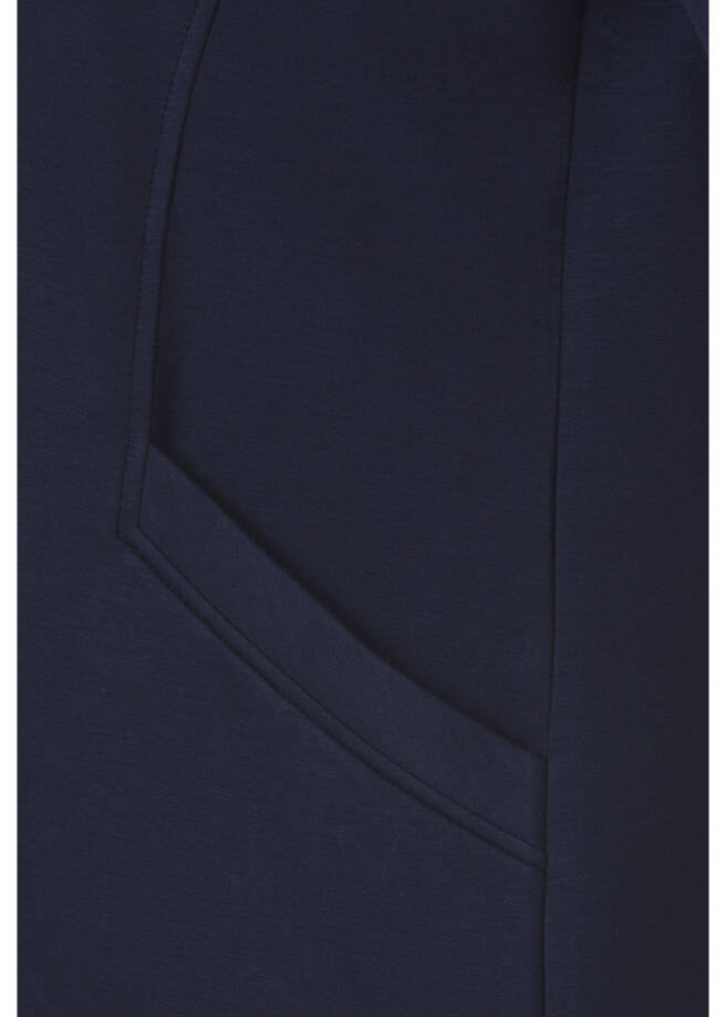 Feminines Sweatkleid mit 3/4-Ärmeln /