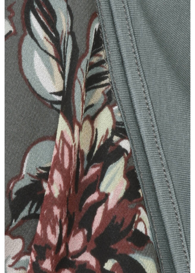 Romantische Schlupfbluse mit floralem Front-Print / 