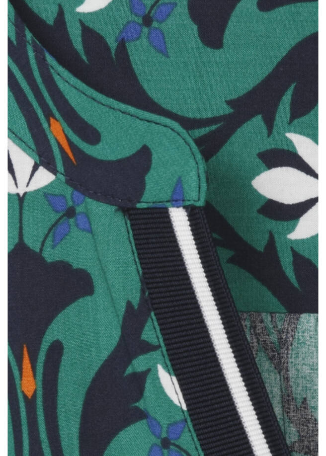 Feminine Schlupfbluse mit geblümtem, grafischem Muster / 