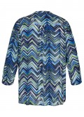 Moderne Shirtbluse mit buntem Zick-Zack-Muster /