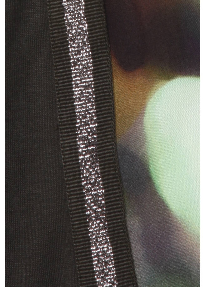 Feminines Blusenshirt mit überschnittenen Schultern / 