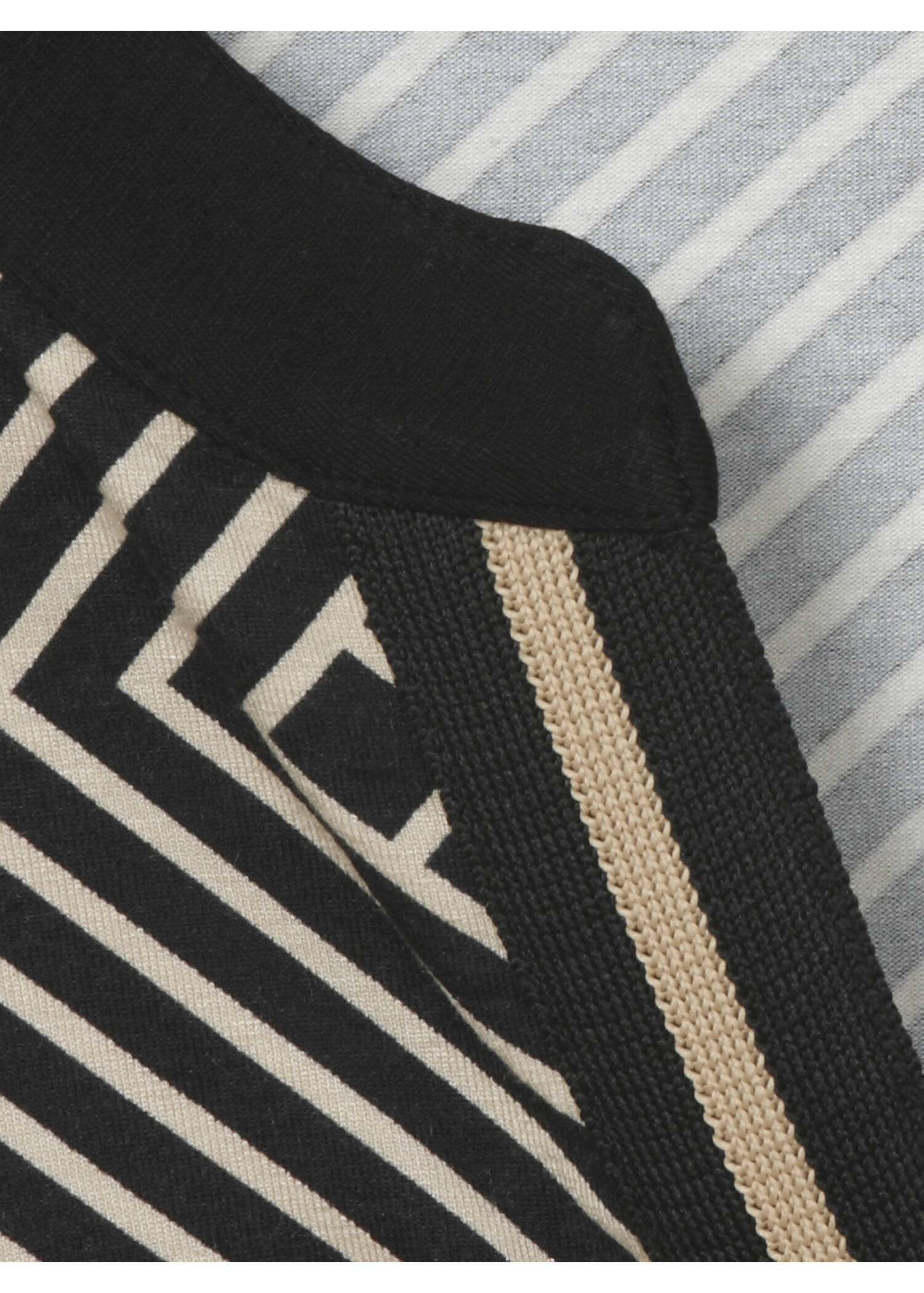 Extravagantes Langarmshirt mit Allovermuster /