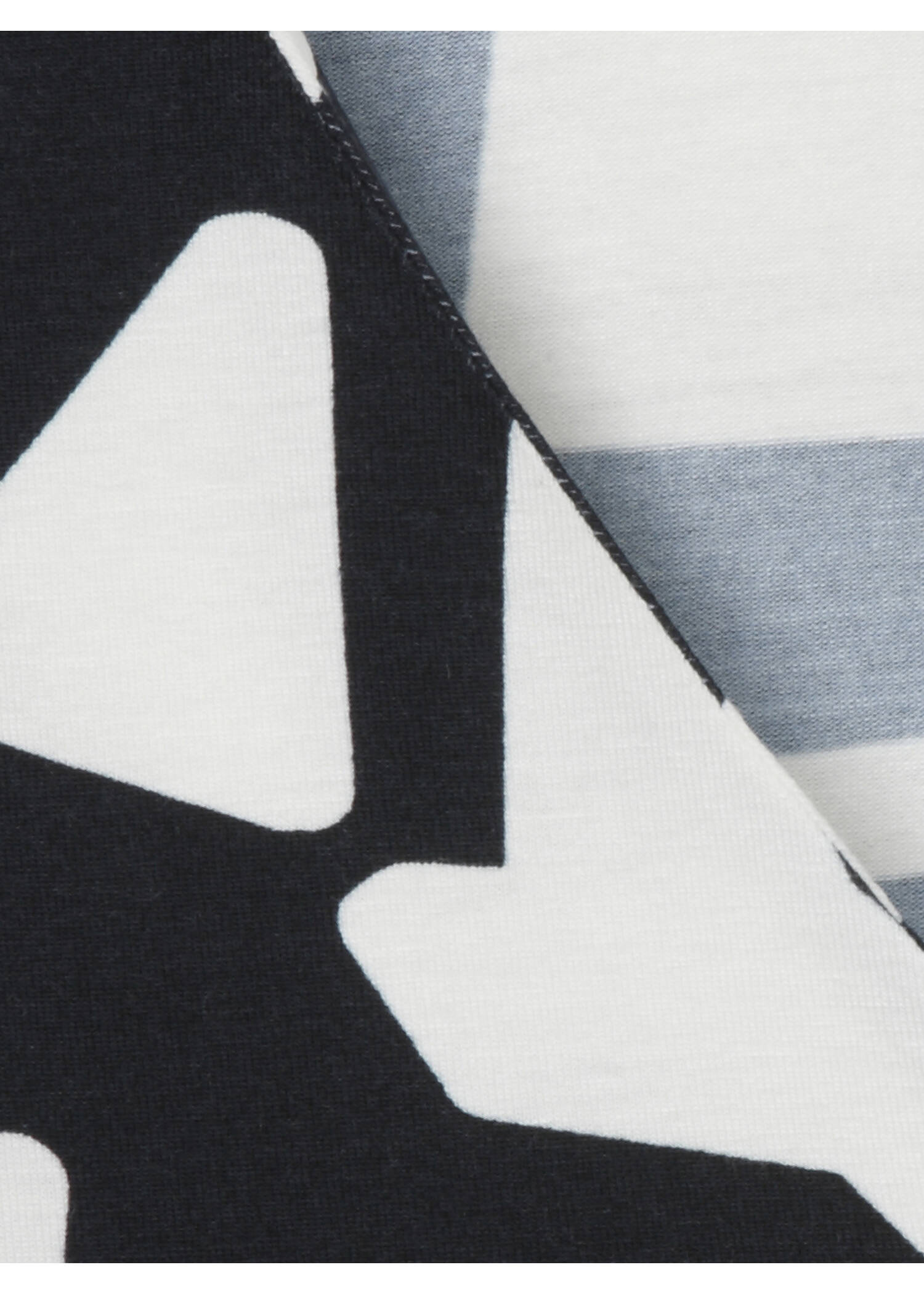 Modernes T-Shirt in grafischem Muster /