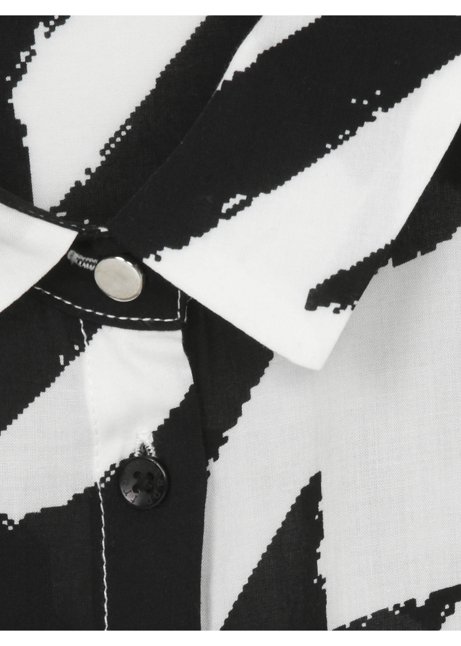 Modische Hemdbluse in grafischem Muster /
