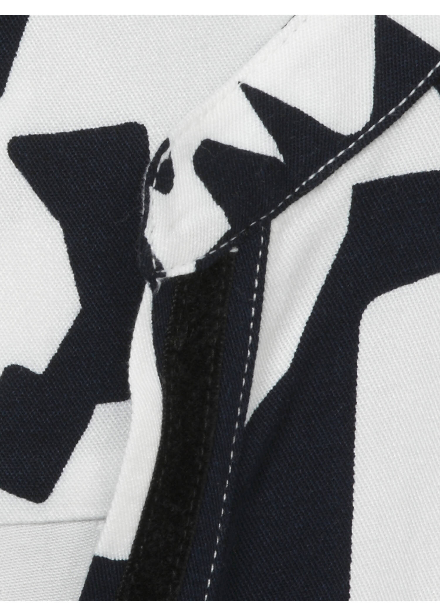 Fesche Shirtbluse in grafischem Muster /