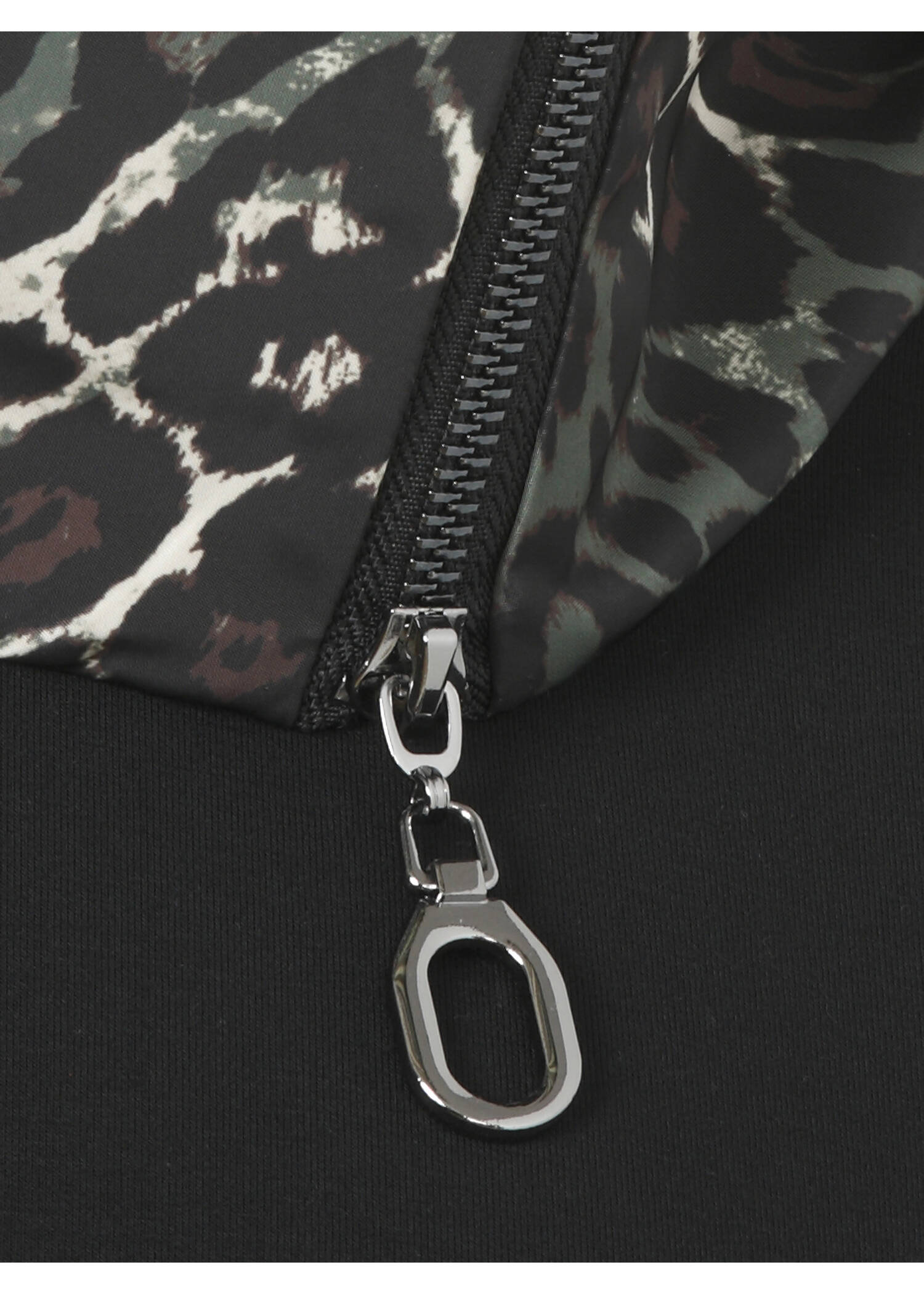 Sweatshirt mit Eyecatcher-Kragen im Leo-Dessin /