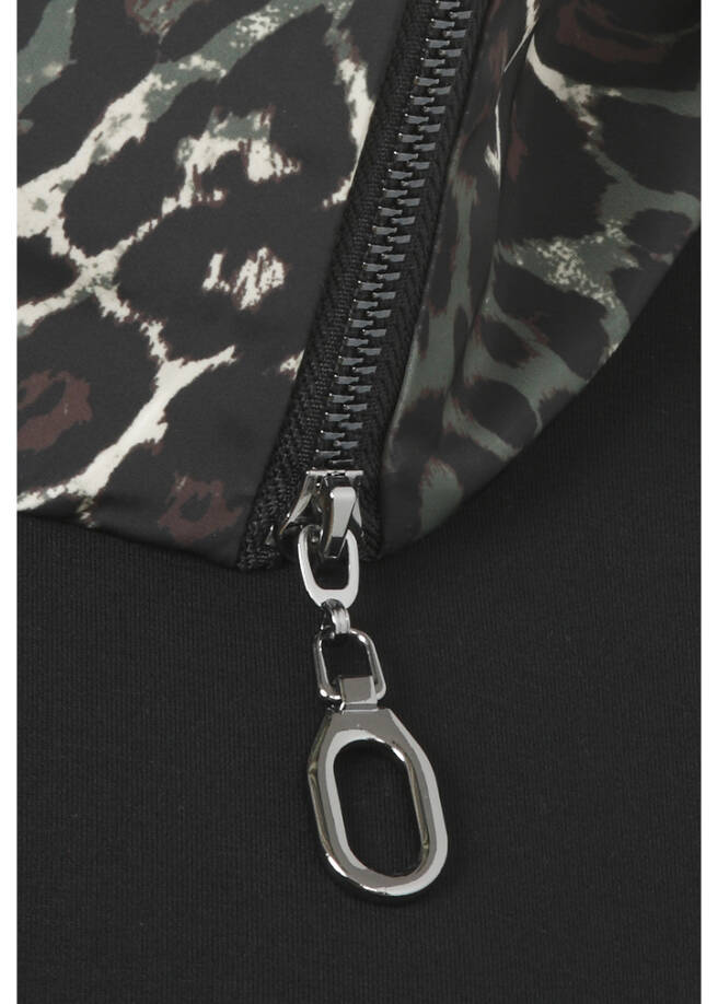 Sweatshirt mit Eyecatcher-Kragen im Leo-Dessin /