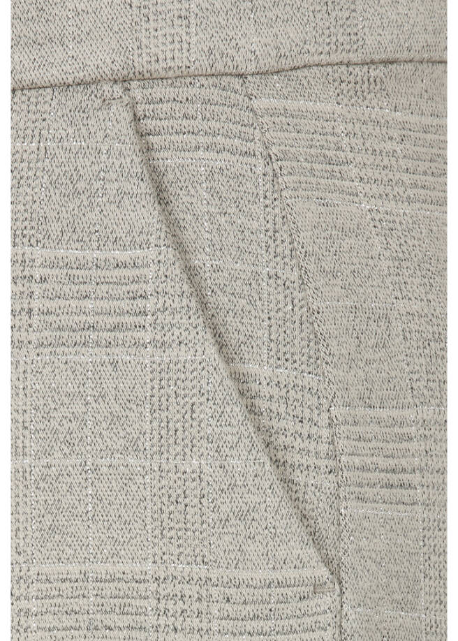 Karierte Hose mit weiten Beinen / 