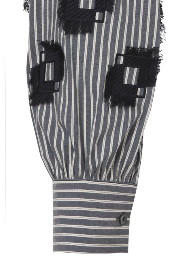 Längsgestreifte Baumwoll-Stretchbluse mit Verzierung am Arm / 