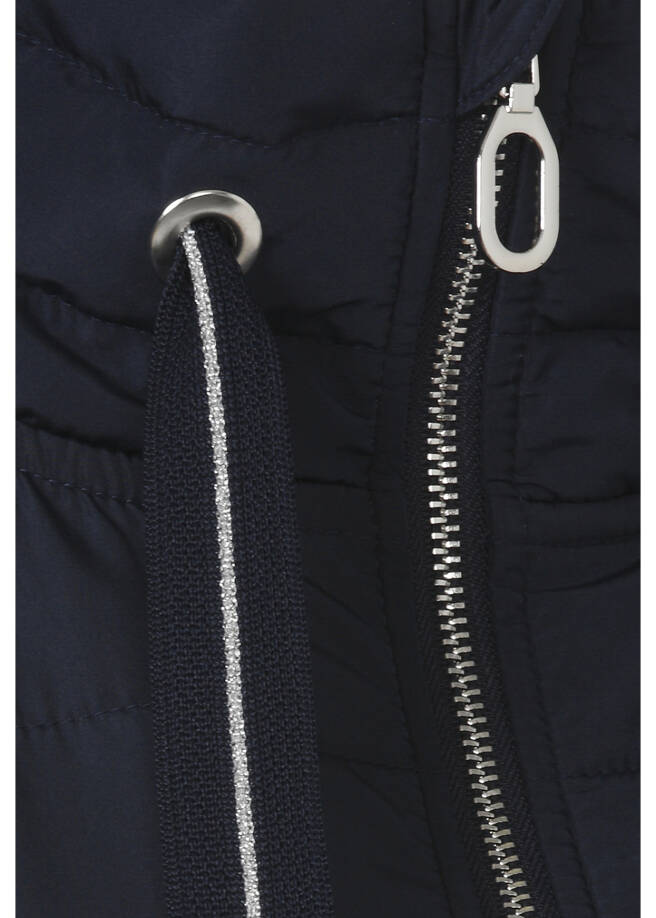 Leichte Übergangs-Jacke mit Stepp-Details /