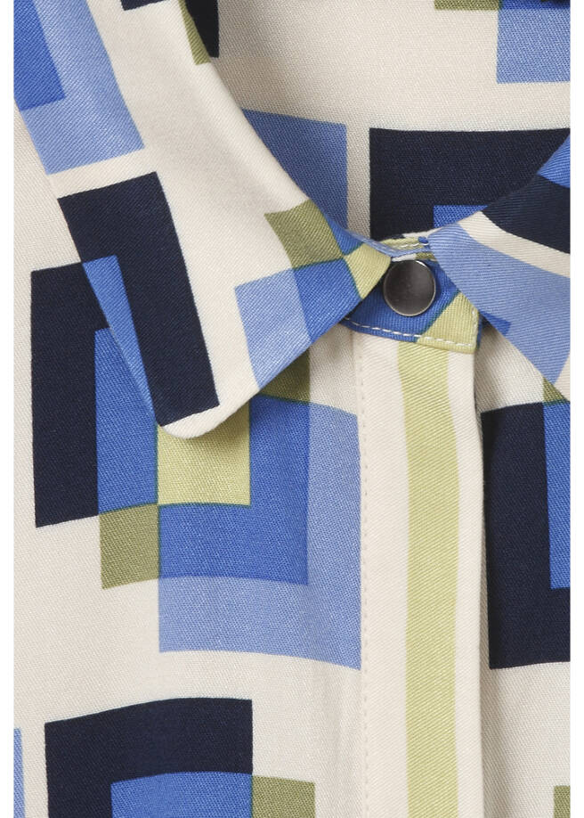 Fließende Hemdbluse mit verdeckter Knopfleiste / 